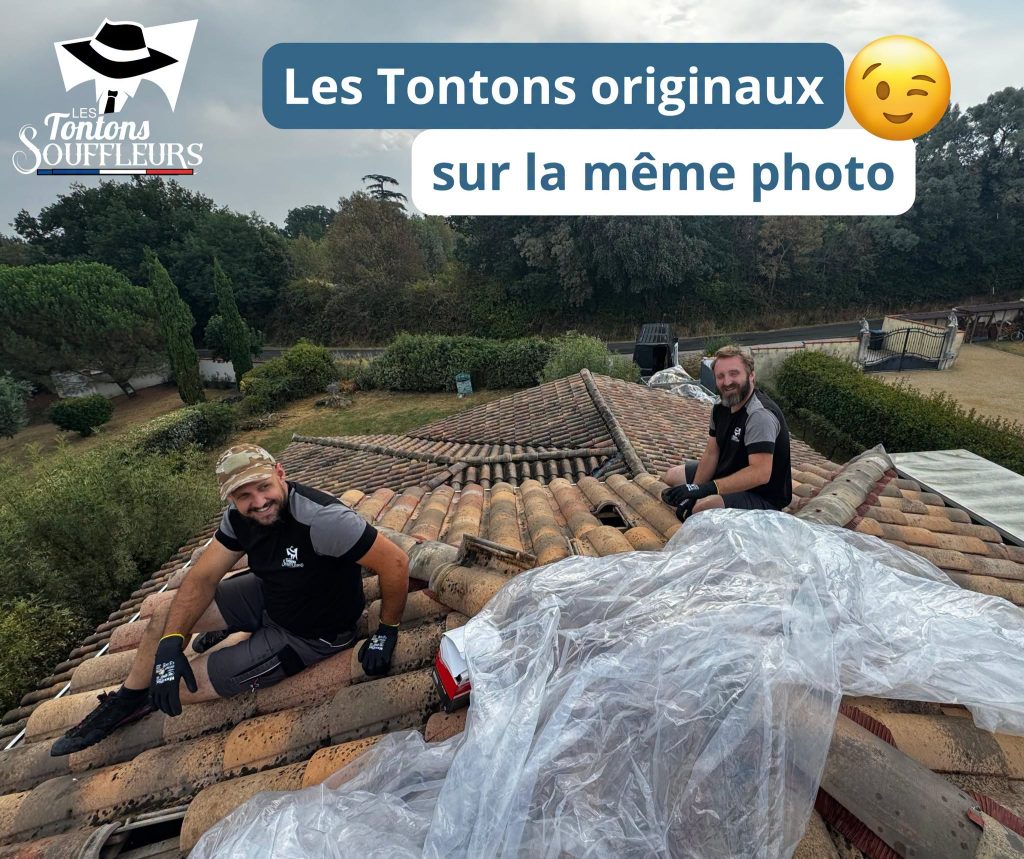 Deux Tontons Souffleurs souriants sur la toiture d'une maison à Grenade (31330)