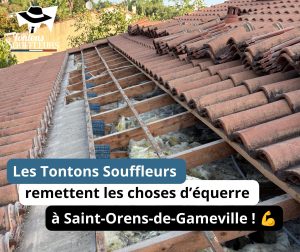 Toiture ouverte, tuiles déposées et laine de verre visible entre les chevrons, chantier à Saint-Orens-de-Gameville (31650)
